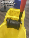 Rubbermaid Commercial Products, Cubo de trapeador con escurridor sobre Ruedas, Cubo de trapeador Todo en uno, Resistente, Amarillo, 31 Cuartos